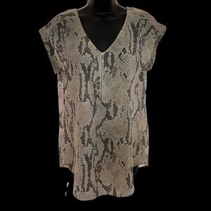 Size M Express snake print shirt
